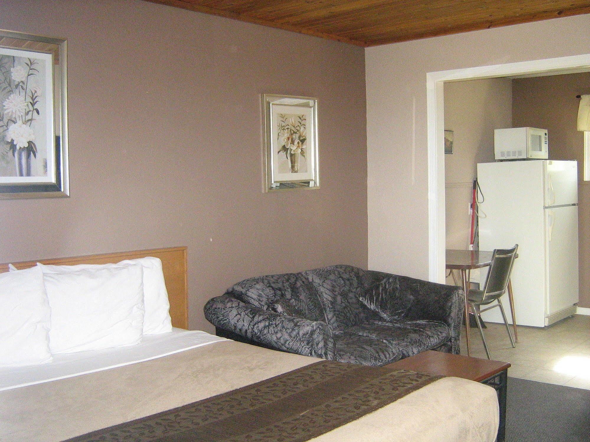 Parkway Motel & European Lodges Pincher Creek Zewnętrze zdjęcie