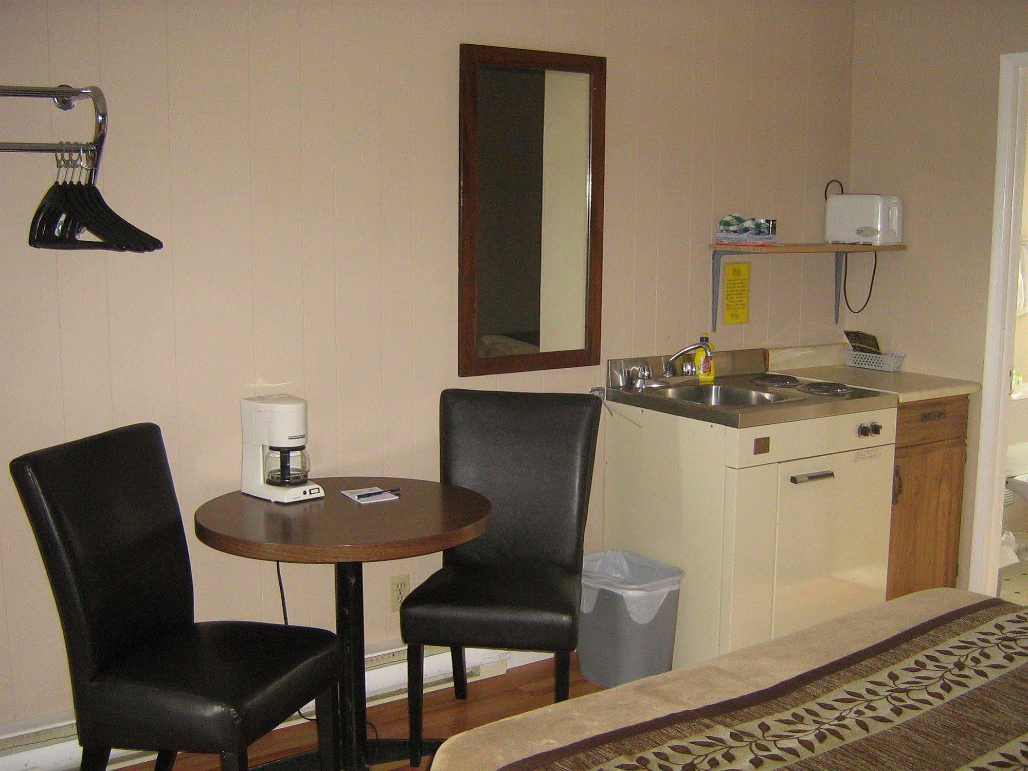 Parkway Motel & European Lodges Pincher Creek Zewnętrze zdjęcie